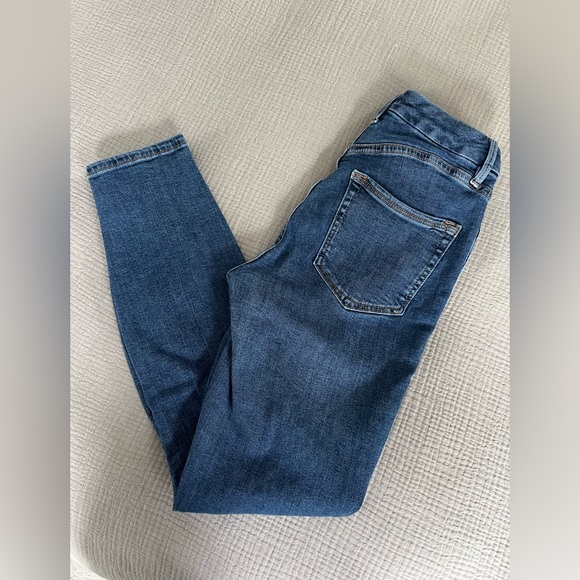 Good American- Good Legs Crop Extreme V, Size 28/6 - Picture 5 of 5